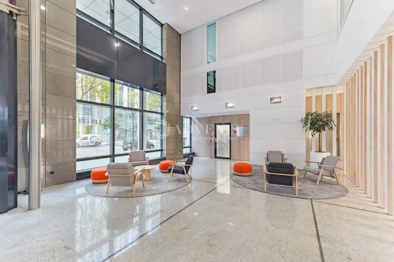 Office in Bois-Colombes for lease - Lobby - Image 3 of 12