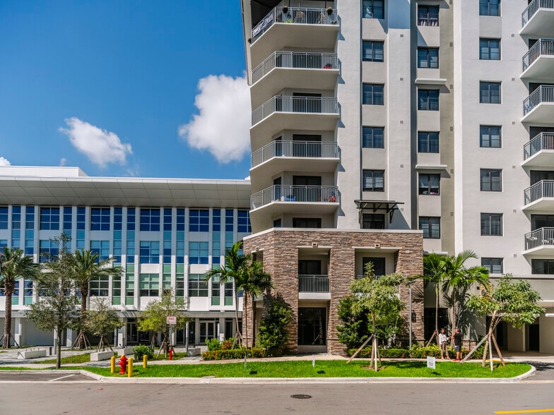 2335 E Atlantic Blvd, Pompano Beach, FL for lease - Building Photo - Image 2 of 12