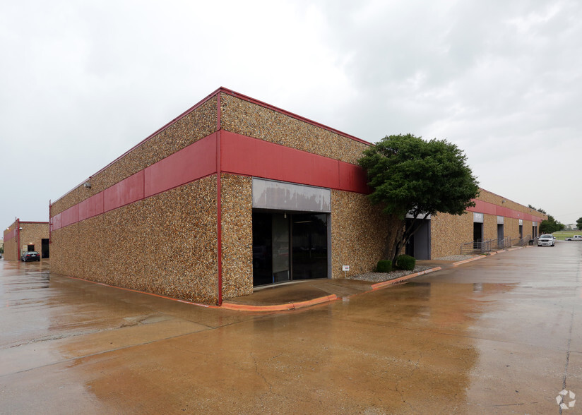 3235 Skylane Dr, Carrollton, TX for lease - Primary Photo - Image 1 of 5