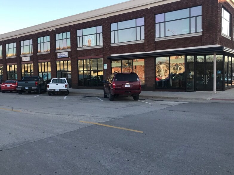 27 W 7th St, Emporia, KS 66801