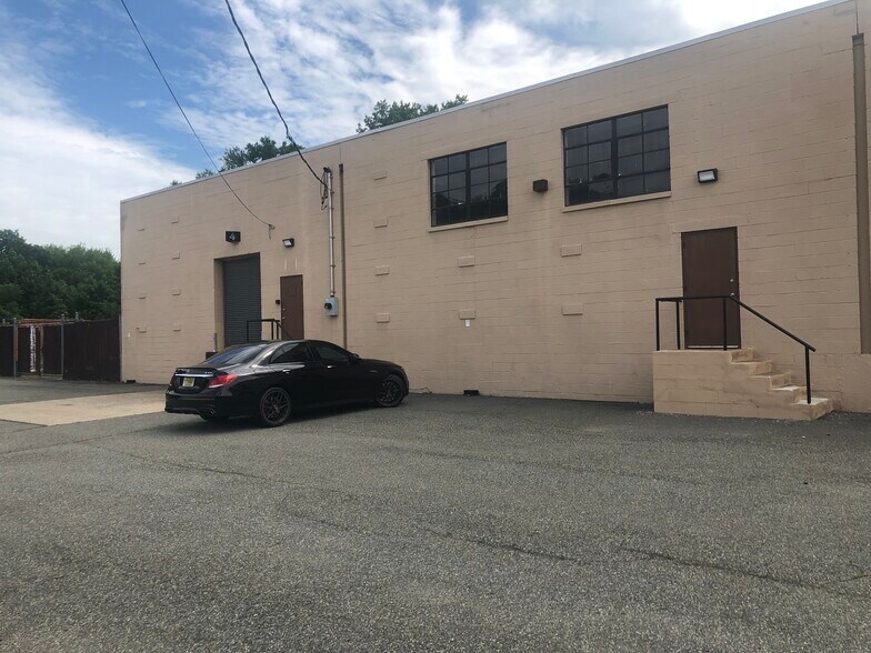 4 Commerce Rd, Fairfield, NJ for lease - Building Photo - Image 2 of 8