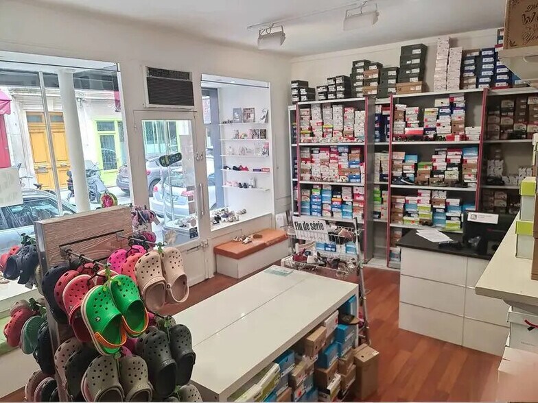 Retail in Paris for lease - Interior Photo - Image 2 of 5
