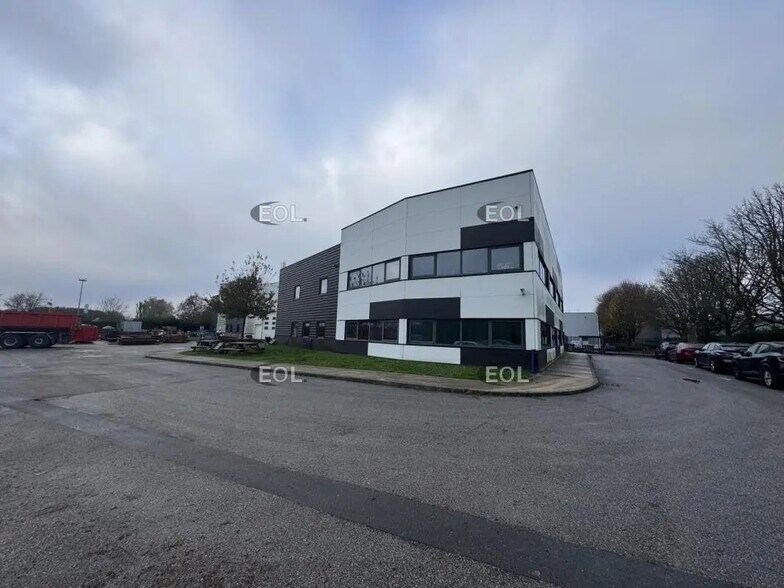 Flex in Montigny-le-Bretonneux for lease - Building Photo - Image 3 of 10