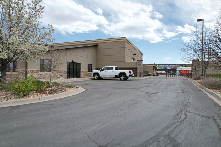 12700 E Broncos Pky, Englewood, CO for lease - Building Photo - Image 3 of 9