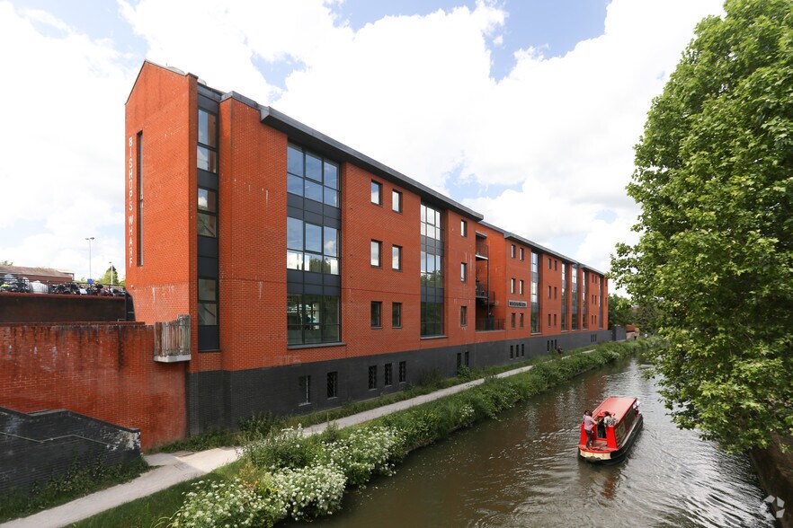 Walnut Tree Clos, Guildford for lease - Primary Photo - Image 1 of 2