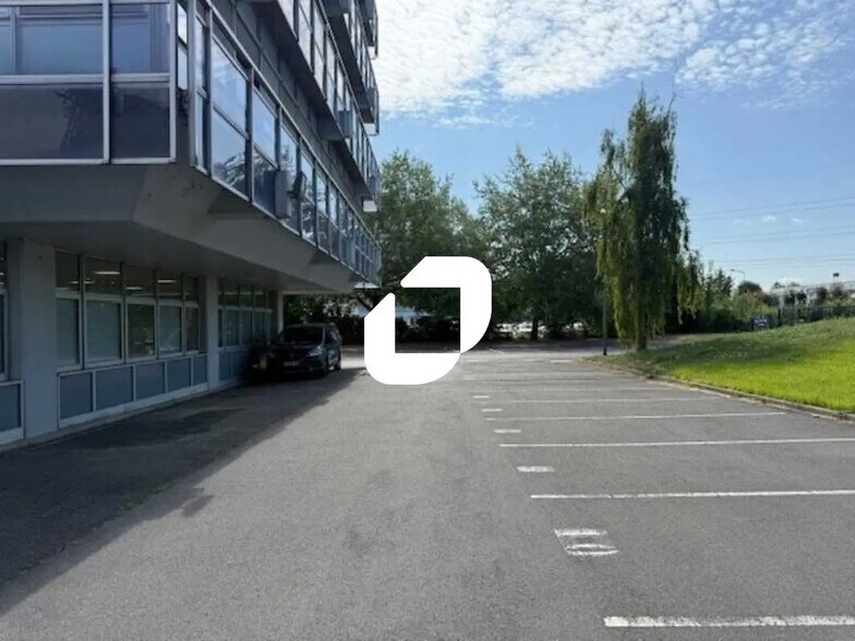 Office in Osny for lease - Building Photo - Image 2 of 40