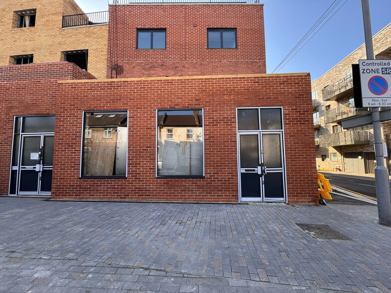 28-30 St Andrews Rd, London for lease - Building Photo - Image 2 of 3