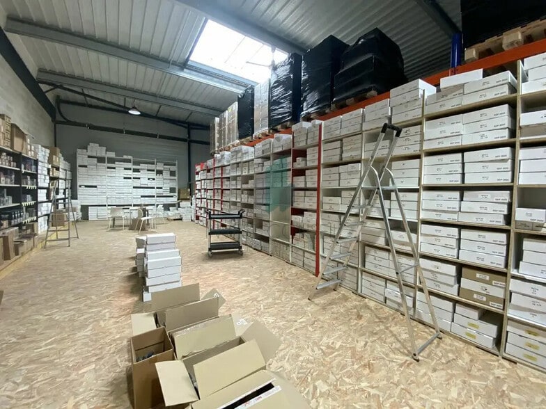 Flex in Frépillon for lease - Building Photo - Image 2 of 16