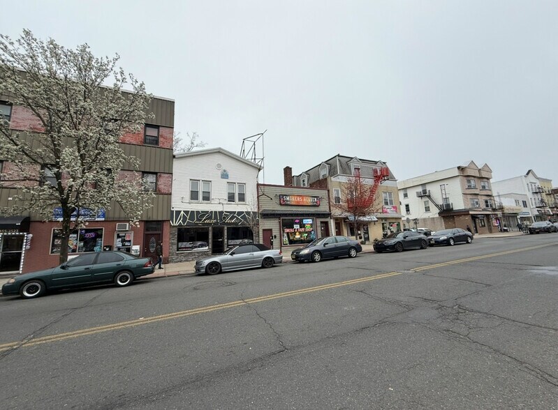 718 Broadway, Bayonne, NJ for sale - Building Photo - Image 3 of 12