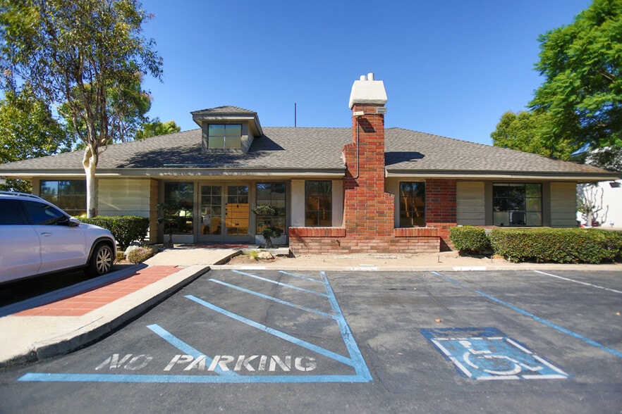 1810 E 17th St, Santa Ana, CA for lease - Building Photo - Image 2 of 42