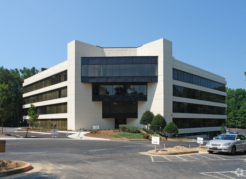 5730 Glenridge Dr NE, Atlanta, GA for lease - Building Photo - Image 1 of 4