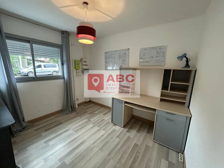 Flex in Thézan-lès-Béziers for lease - Interior Photo - Image 3 of 9