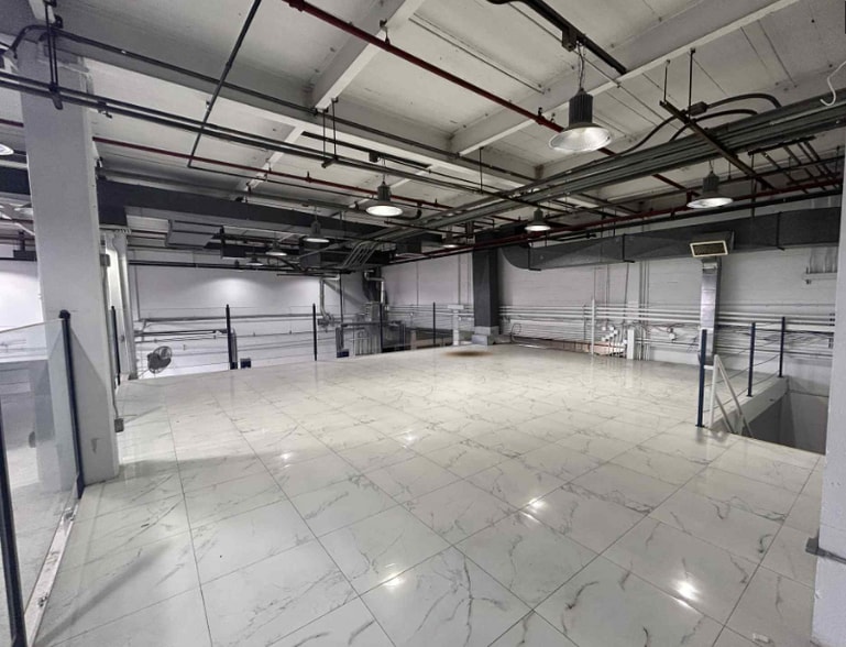 33-20 55th St, Woodside, NY for lease - Building Photo - Image 3 of 7