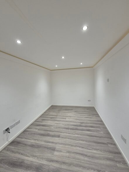 7 Treeview Ct, Liverpool for lease - Building Photo - Image 2 of 3