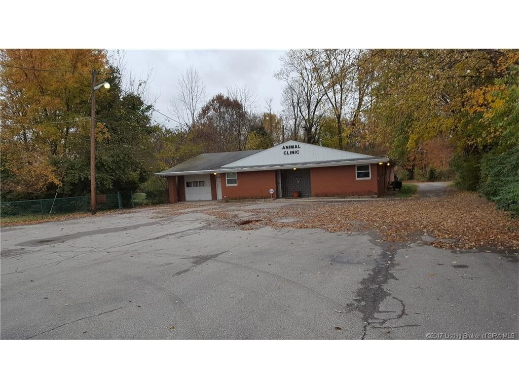 2842 Charlestown Rd, New Albany, IN 47150