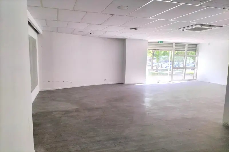 Retail in Vitrolles for lease Interior Photo- Image 1 of 4