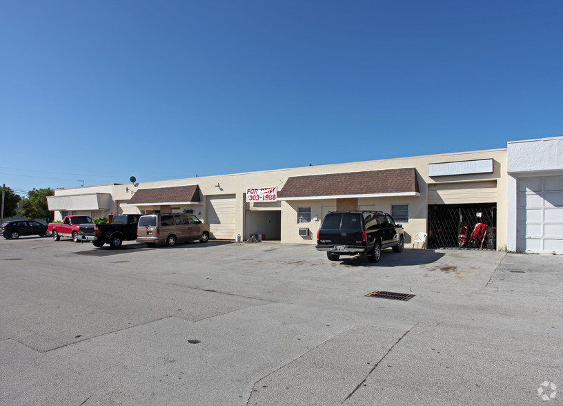 4807-4813 NE 11th Ave, Oakland Park, FL for lease - Primary Photo - Image 1 of 3