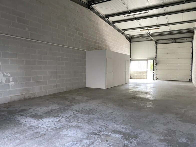 Industrial in Le Haillan for lease - Building Photo - Image 2 of 4