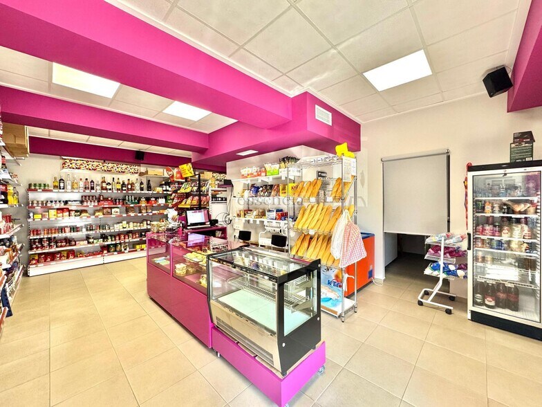 Retail in Piles for sale - Building Photo - Image 2 of 14