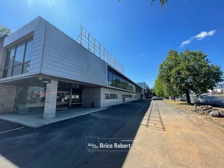 Office in Villeurbanne for lease - Building Photo - Image 1 of 7