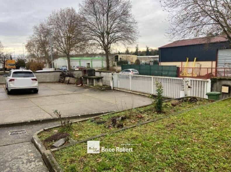 Flex in Saint Laurent De Mure for lease - Building Photo - Image 3 of 5