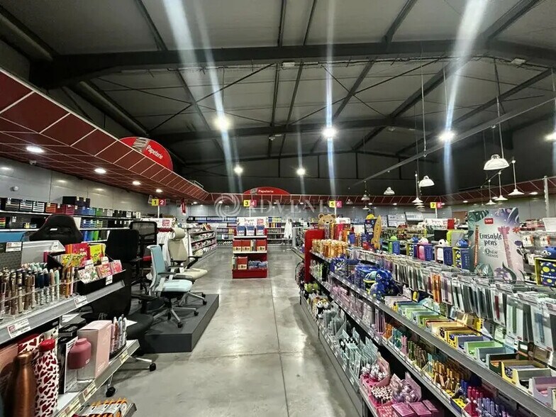 Retail in for lease - Building Photo - Image 2 of 9