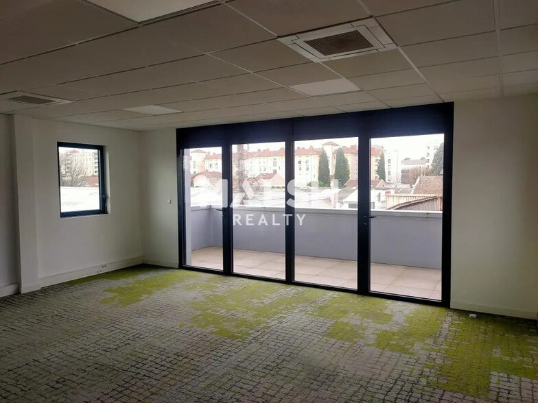 Office in Villeurbanne for lease - Interior Photo - Image 3 of 7