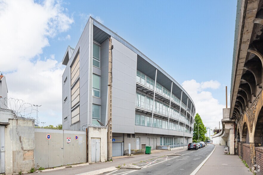 Office in Saint-Denis for lease - Building Photo - Image 2 of 3