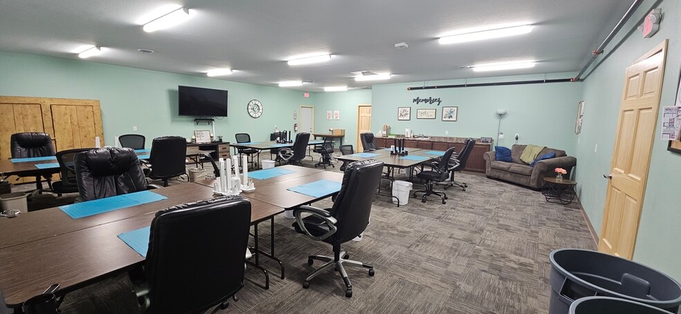 2235 N Clairemont Ave, Eau Claire, WI for sale - Interior Photo - Image 3 of 34