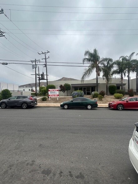 12424 Gladstone Ave, Sylmar, CA for lease - Building Photo - Image 1 of 15