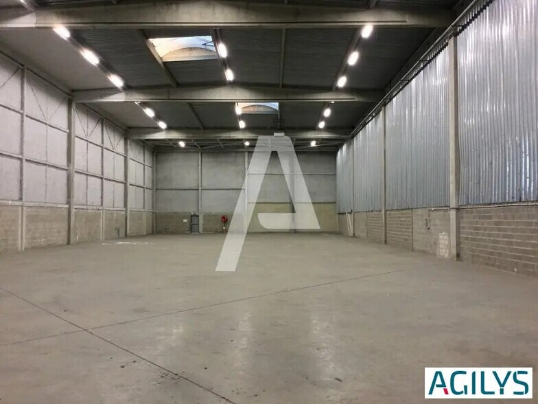 Industrial in Combs-la-Ville for lease - Interior Photo - Image 1 of 7