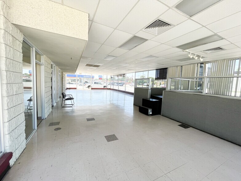 1212 S Glenstone Ave, Springfield, MO for lease - Interior Photo - Image 2 of 9