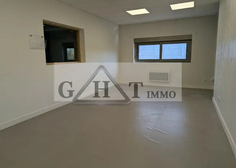 Industrial in Creil for lease - Interior Photo - Image 2 of 4