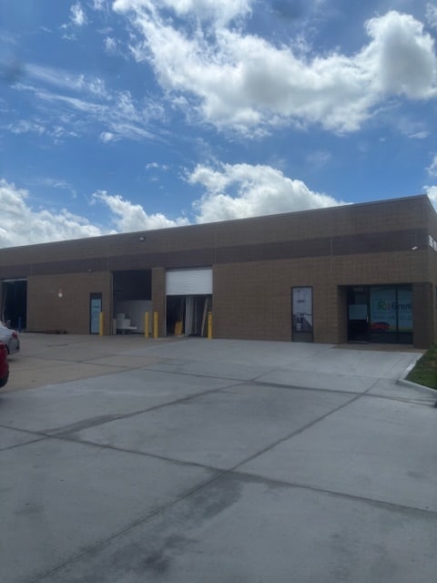 1125-1147 W Dennis Ave, Olathe, KS for lease Building Photo- Image 1 of 6