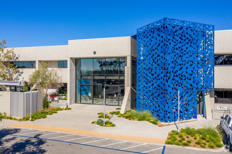2051 Palomar Airport Rd, Carlsbad, CA for lease - Primary Photo - Image 1 of 41