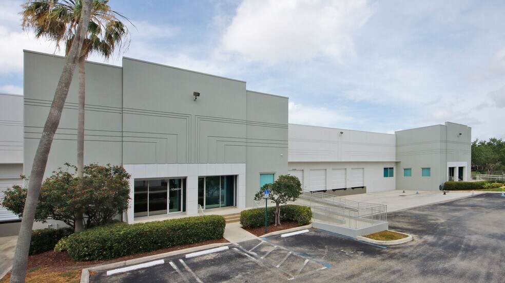 1300-1380 Park Central Blvd S, Pompano Beach, FL for lease - Building Photo - Image 3 of 9