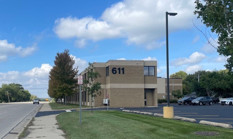 611 E Main St, East Dundee, IL for lease - Building Photo - Image 2 of 6