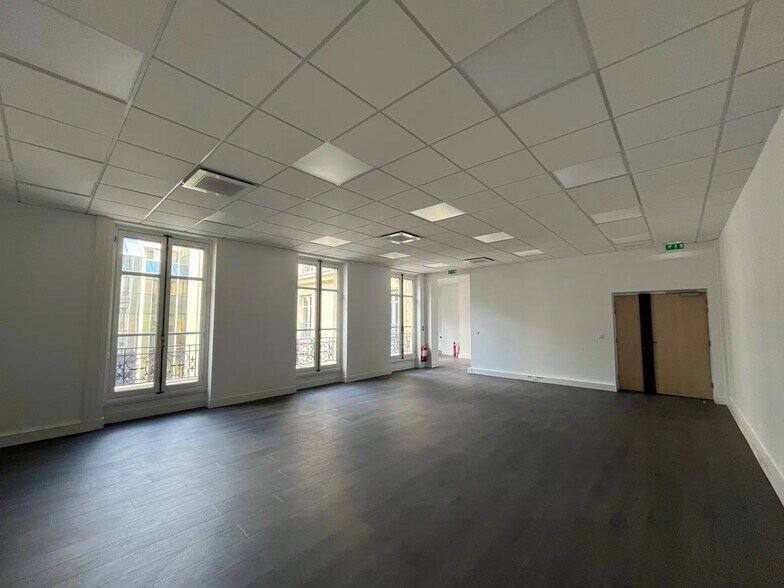 Office in Paris for lease - Building Photo - Image 3 of 5