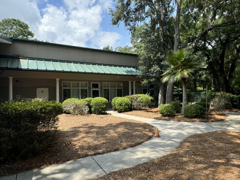 30 Trellis Ct, Hilton Head Island, SC for lease - Building Photo - Image 2 of 10