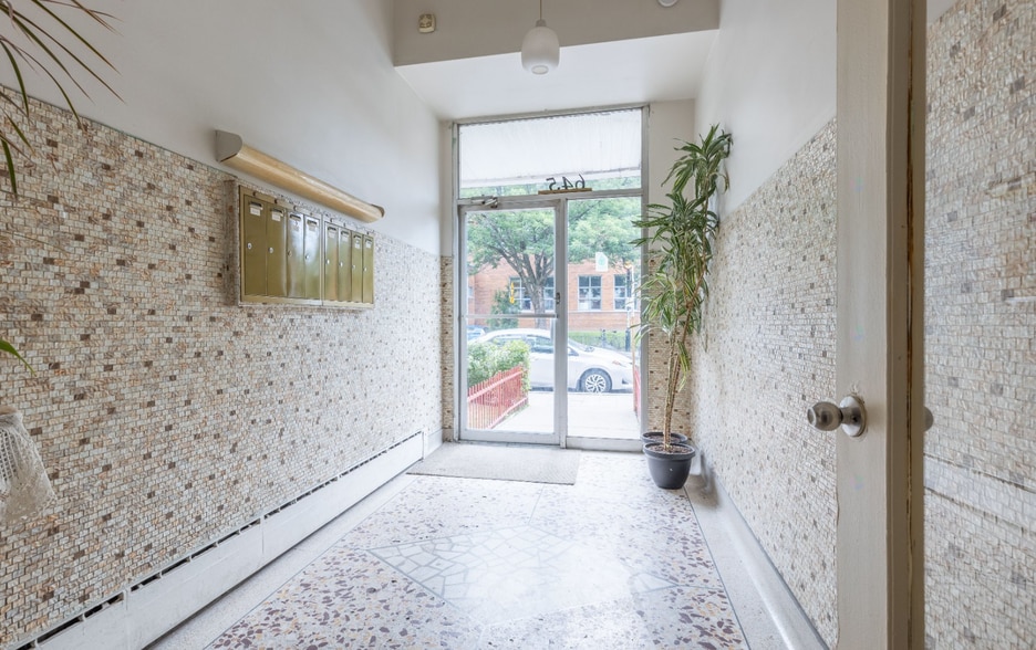 645 Rue Saint-Roch, Montréal, QC for sale - Interior Photo - Image 3 of 3