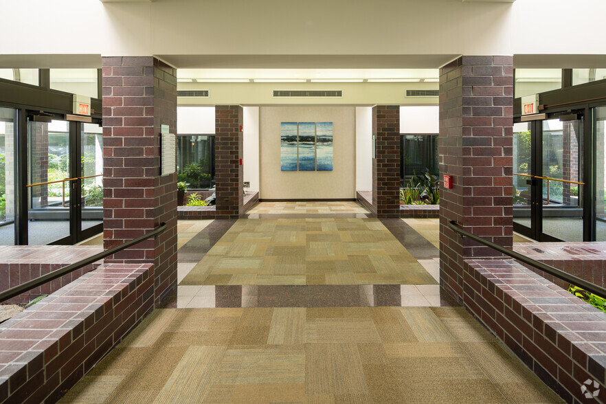 450-500 E Diehl Rd, Naperville, IL for lease - Lobby - Image 3 of 24