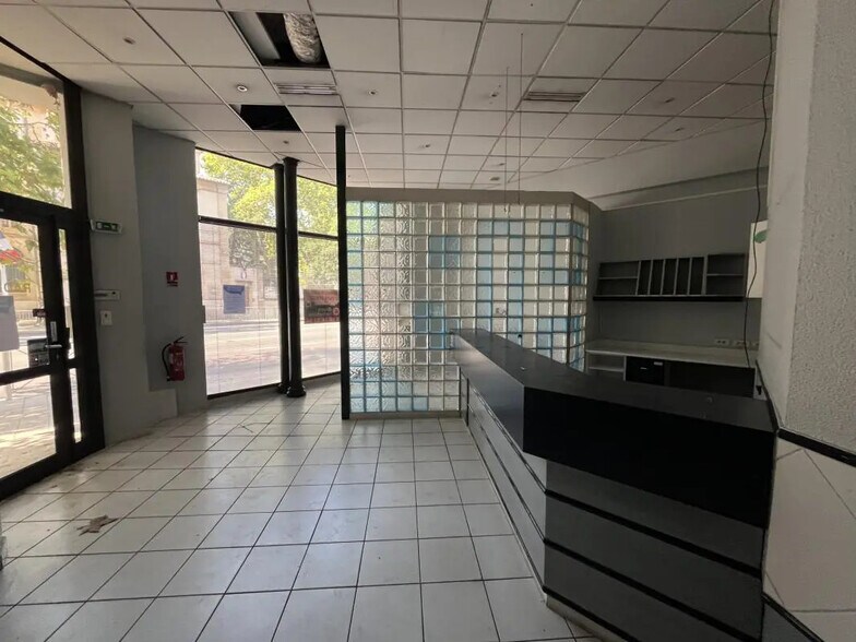 Retail in Toulon for lease - Building Photo - Image 2 of 5