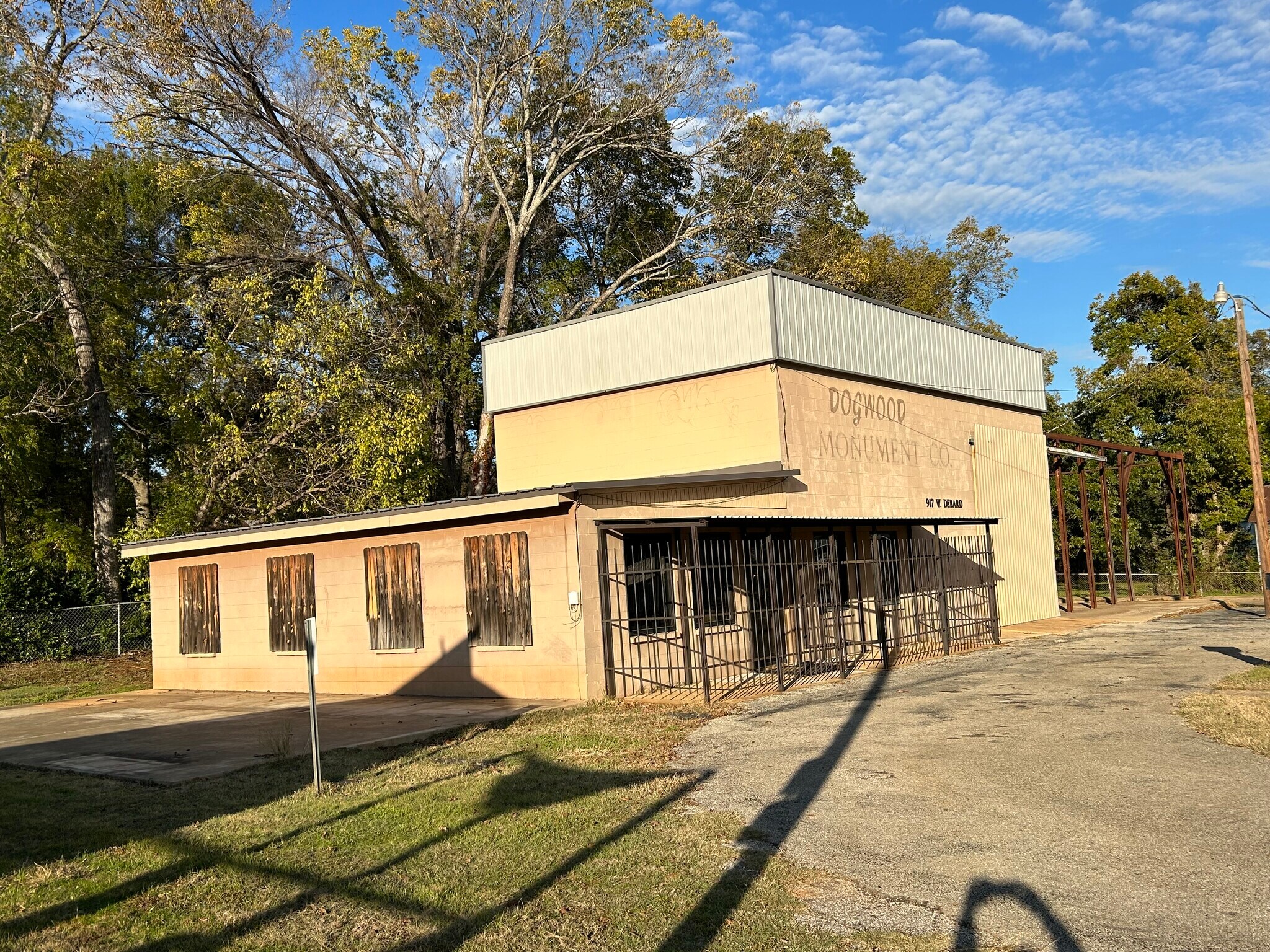 917 W Debard St, Palestine, TX 75801 Building and Lot