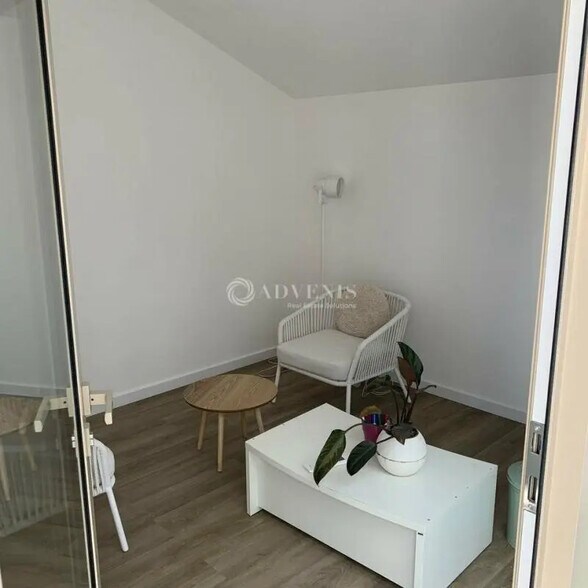 Office in  for lease - Building Photo - Image 3 of 9