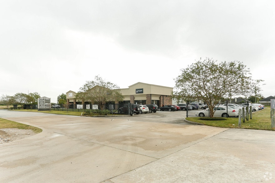 6711 N Sam Houston Pky W, Houston, TX for lease - Building Photo - Image 3 of 11