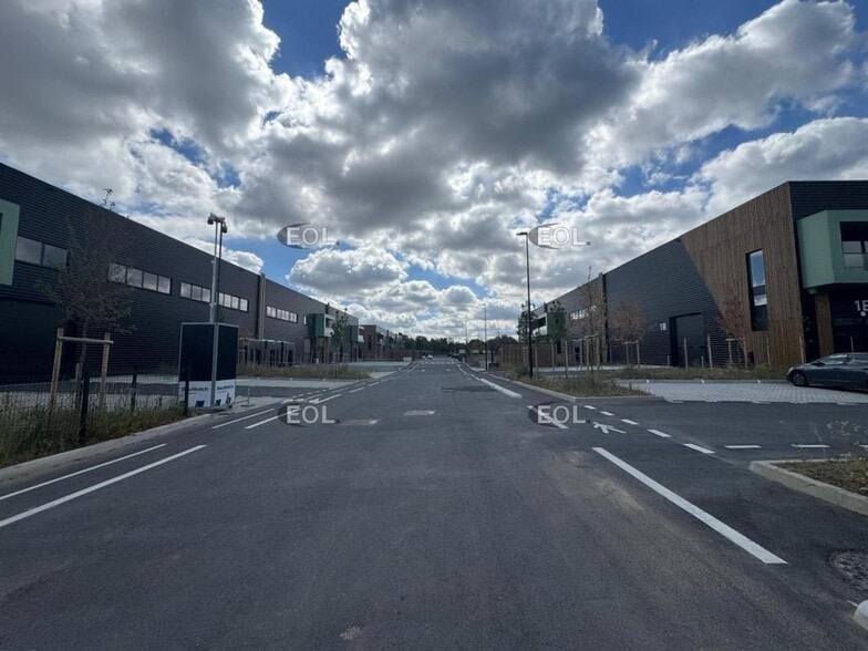 Flex in La Queue-en-Brie for lease - Building Photo - Image 2 of 9