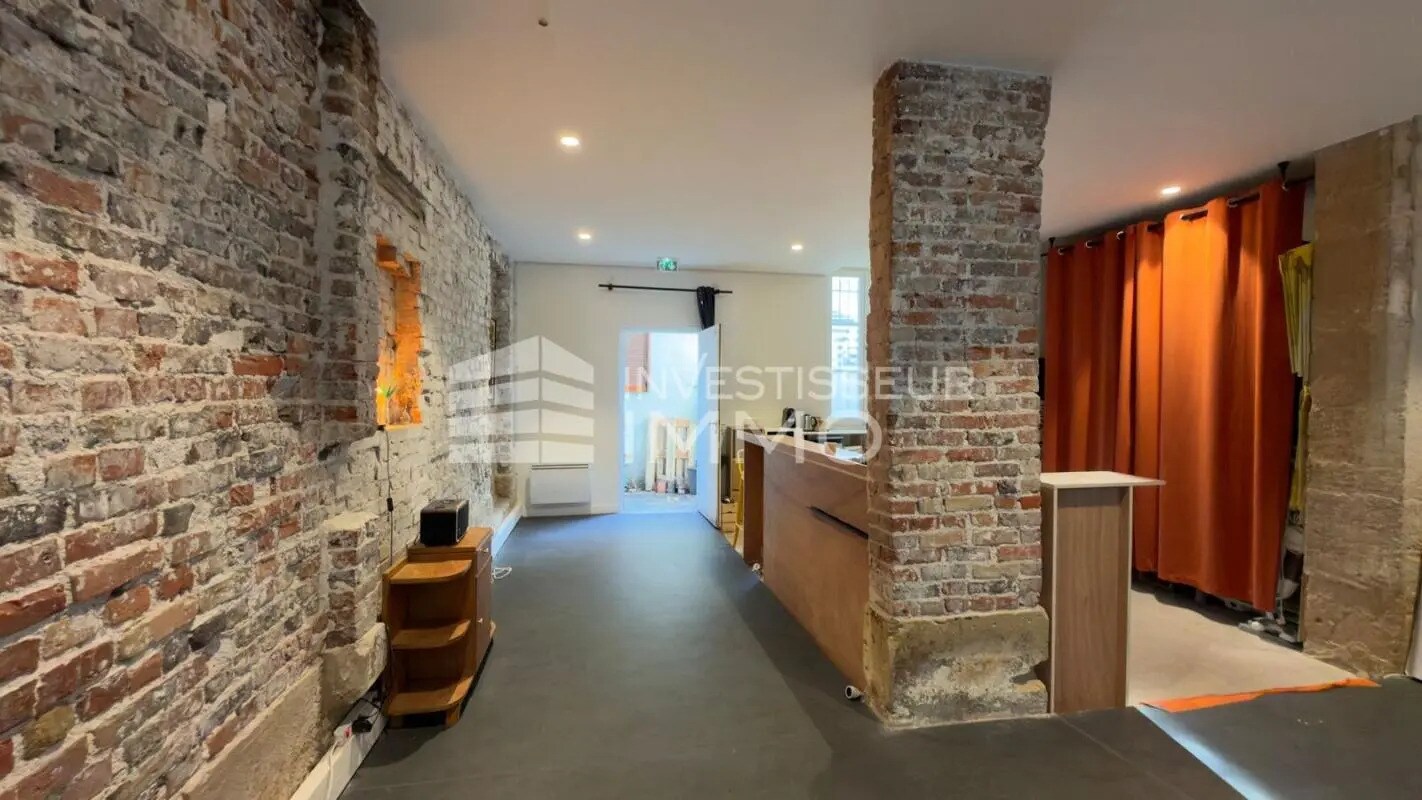 Retail in Paris for lease Interior Photo- Image 1 of 6