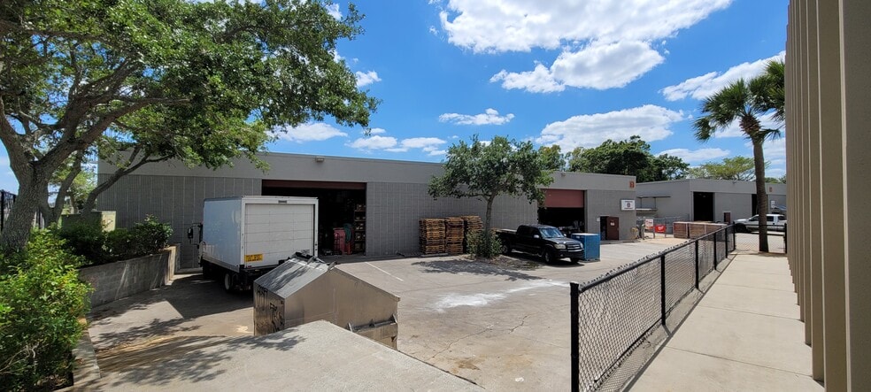 1101 18th Pl, Vero Beach, FL for lease - Building Photo - Image 3 of 5