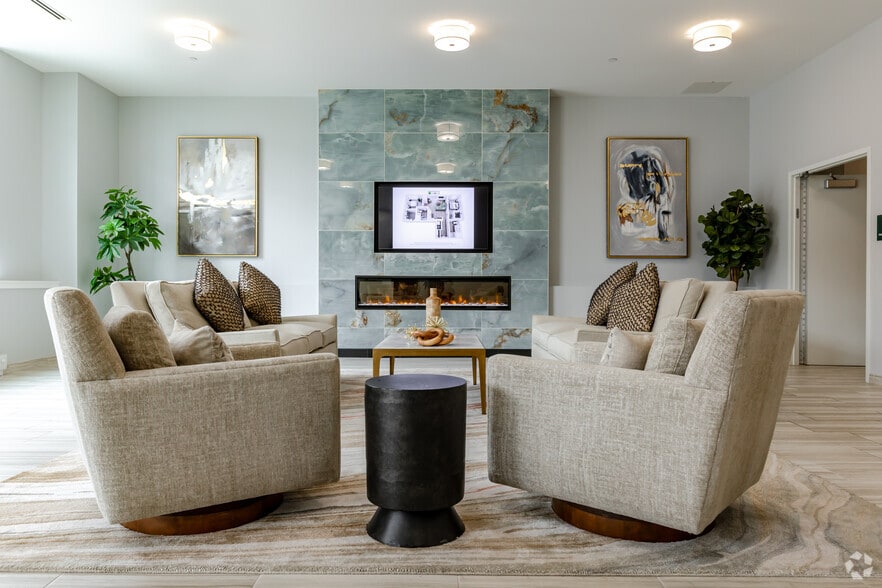 400 N Main St, Glen Ellyn, IL for lease - Lobby - Image 3 of 5