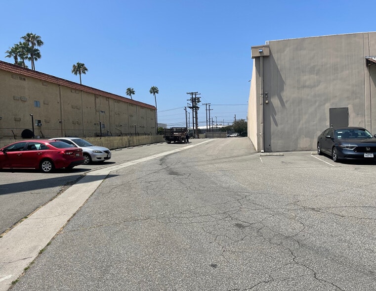 2930 N San Fernando Blvd, Burbank, CA for sale - Building Photo - Image 2 of 6